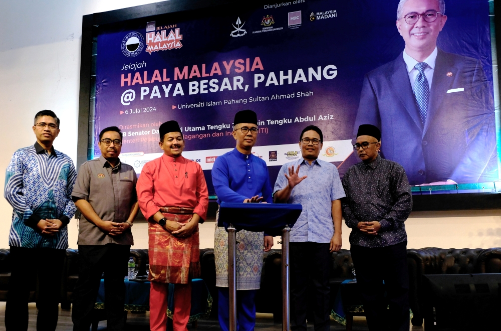 Minister of Investment, Trade and Industry Tengku Datuk Seri Zafrul Abdul Aziz (3rd right) launches Jelajah Halal Malaysia@Paya Besar in Kuantan July 6, 2024. — Bernama pic