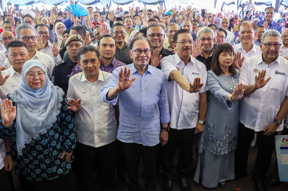 Prime Minister Datuk Seri Anwar Ibrahim poses for a commemorative photo after officiating the launch of the Madani Adopt-a-Village National Programme 2024 in Kuantan July 6, 2024. — Bernama pic