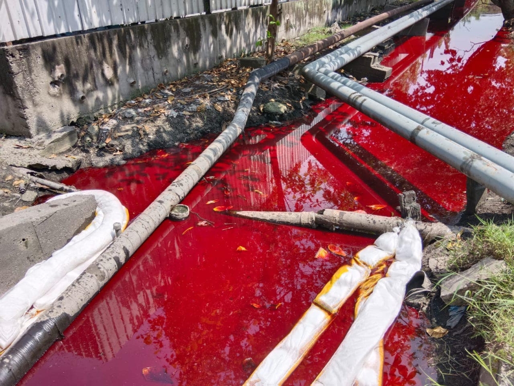 LUAS said the oil spill is believed to have originated from a leaking hose at a factory’s palm oil storage facility. — Picture via Facebook/Selangor Water Management Authority