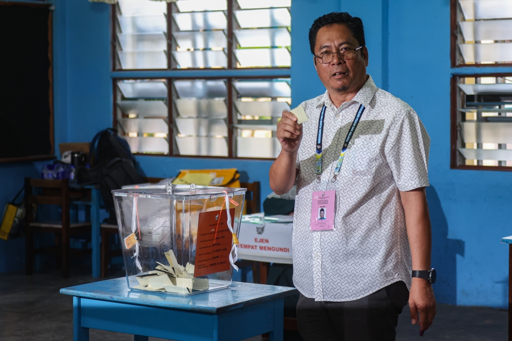 Perikatan Nasional (PN) candidate Abidin Ismail casts his vote during the Sungai Bakap state by-election at Sekolah Kebangsaan Sungai Duri in Nibong Tebal July 6, 2024. — Bernama pic