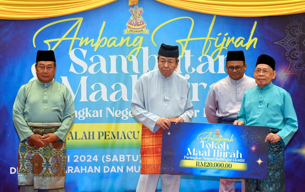 Sultan of Selangor, Sultan Sharafuddin Idris Shah (2nd left), presents the Maal Hijrah 1446H Award to Datuk Abdul Majid Omar (right) at the state-level celebrations in Shah Alam July 6, 2024. — Bernama pic