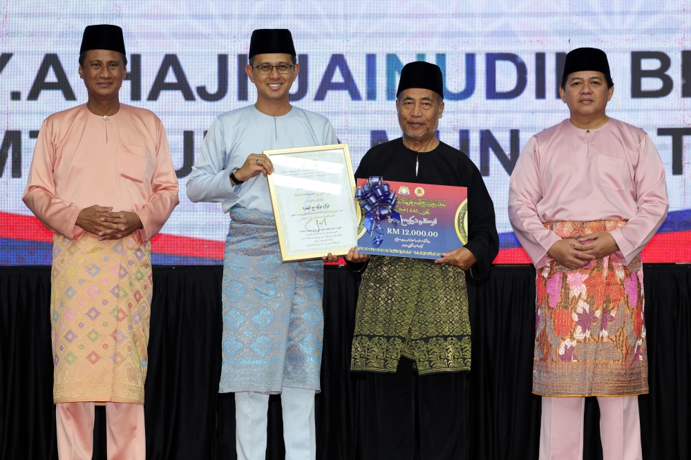 Chairman of the Johor Islamic Religious Affairs Committee, Mohd Fared Mohd Khalid (2nd left), presents the state-level Maal Hijrah 1446H award to Jainuddin Mt Sum @ Munajat (2nd right) in Johor Baru July 7, 2024. — Bernama pic