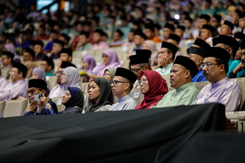 The Minister of Communications Fahmi Fadzil has called on Malaysians to uphold the royal order by His Majesty Sultan Ibrahim on social media etiquette in conjunction with the national-level Maal Hijrah 2024/1446H celebration today. — Bernama pic