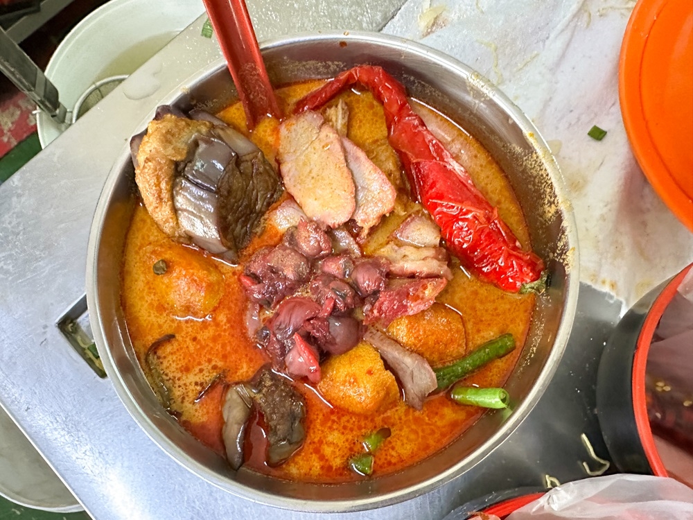 The curry mee is a show stopper with freshly shucked cockles, ‘yong tau foo’ and that curry zinging with flavour. — Pictures by Lee Khang Yi