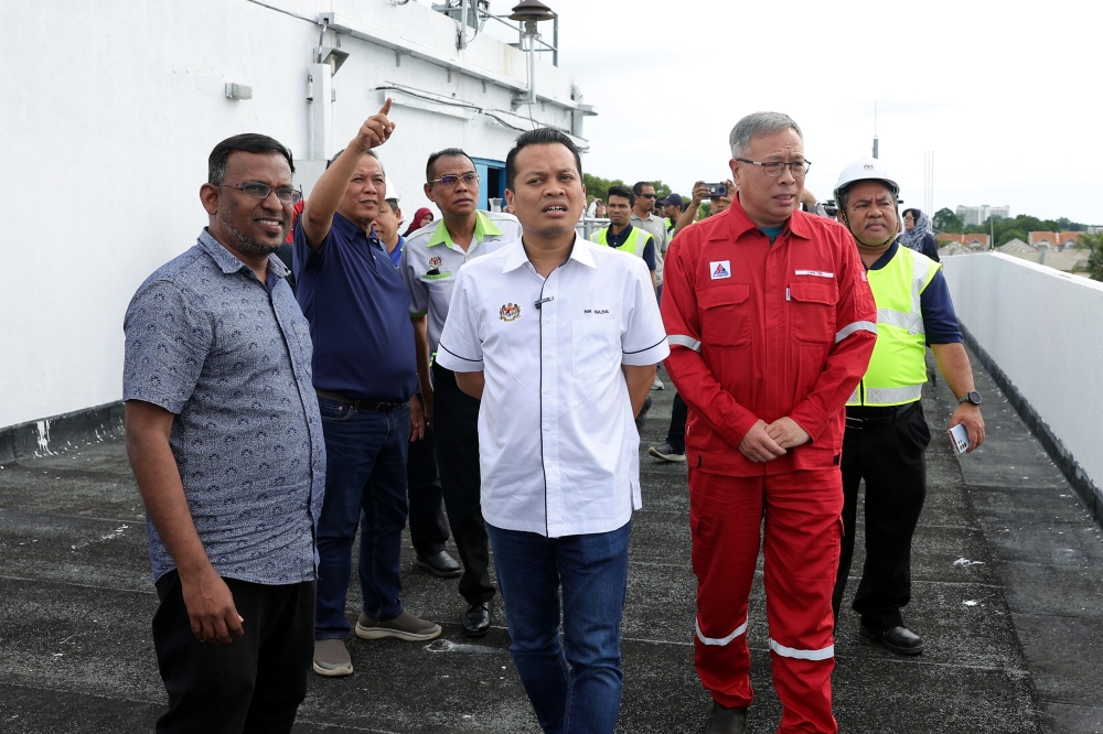 Minister of Natural Resources and Environmental Sustainability Nik Nazmi Nik Ahmad (centre) conducts an inspection at a crude oil refinery in Port Dickson July 8, 2024. — Bernama pic
