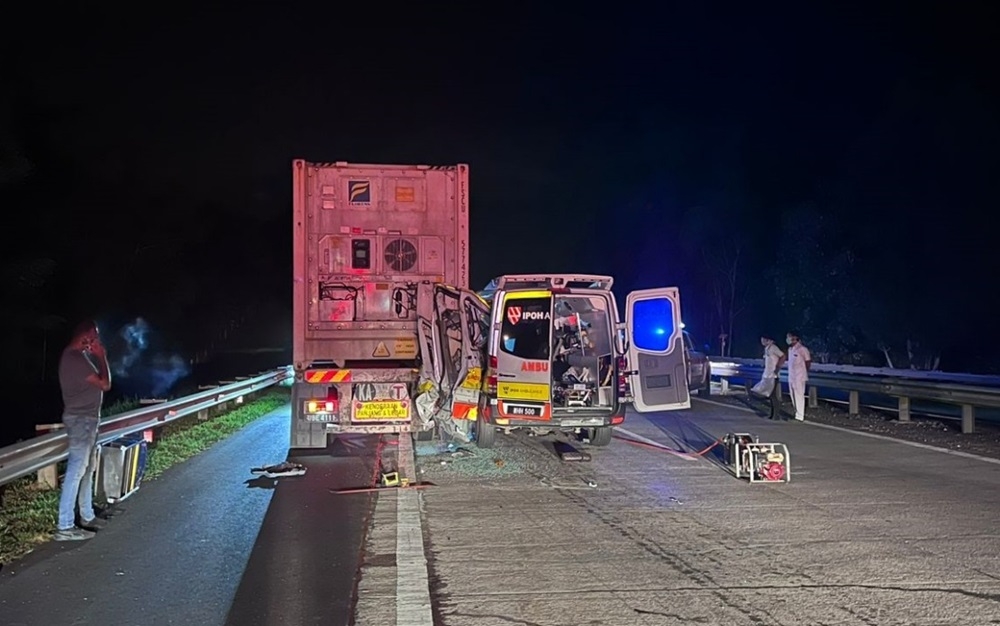 An assistant medical officer was killed in an accident involving a private ambulance and a trailer at Kilometre 330.8 of the North-South Expressway northbound near Tapah yesterday. — Picture courtesy of Tapah police