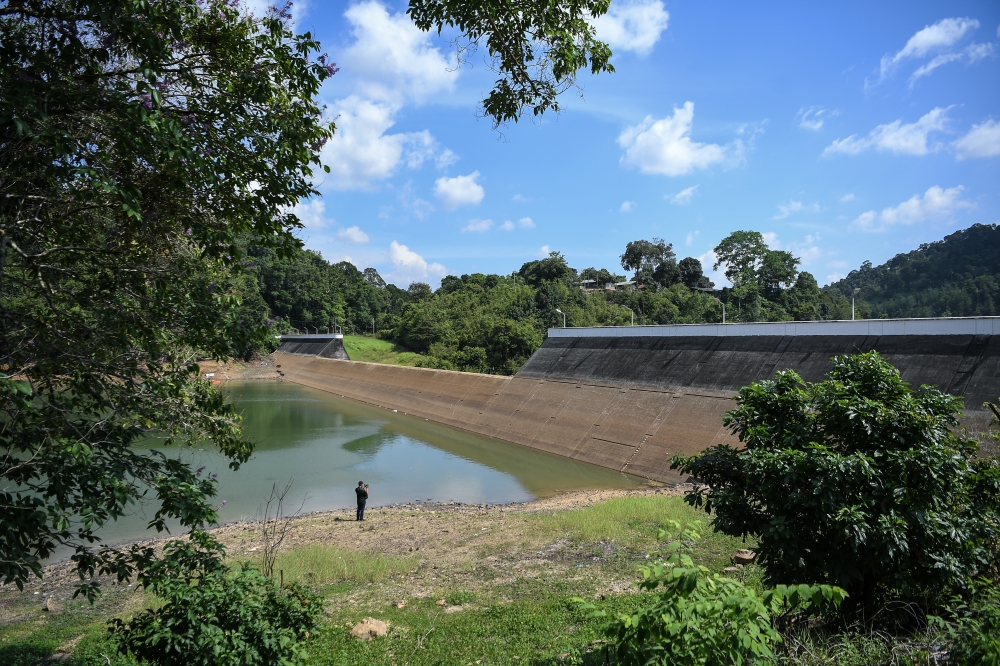 File picture of Muda dam in Kedah. According to a brief weather status report by the National Disaster Management Agency (Nadma) today, citing the National Water Services Commission (SPAN), the affected reservoirs are the Muda Dam in Kedah, recording a raw water reserve of 18.37 per cent, and the Bukit Merah Dam in Perak, with 19.97 per cent. — Bernama pic