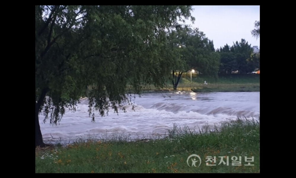 Three areas — Geumsan in South Chungcheong, Chupungnyeong in North Chungcheong and Gunsan in North Jeolla — experienced some of the heaviest hourly downpours on record, weather department data showed. Picture from Facebook/Westernpacificweather.com