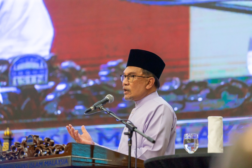 Investment banking group JP Morgan and a Forbes columnist have sung high praises for Malaysia’s turnaround under Anwar’s administration. — Picture by Raymond Manuel
