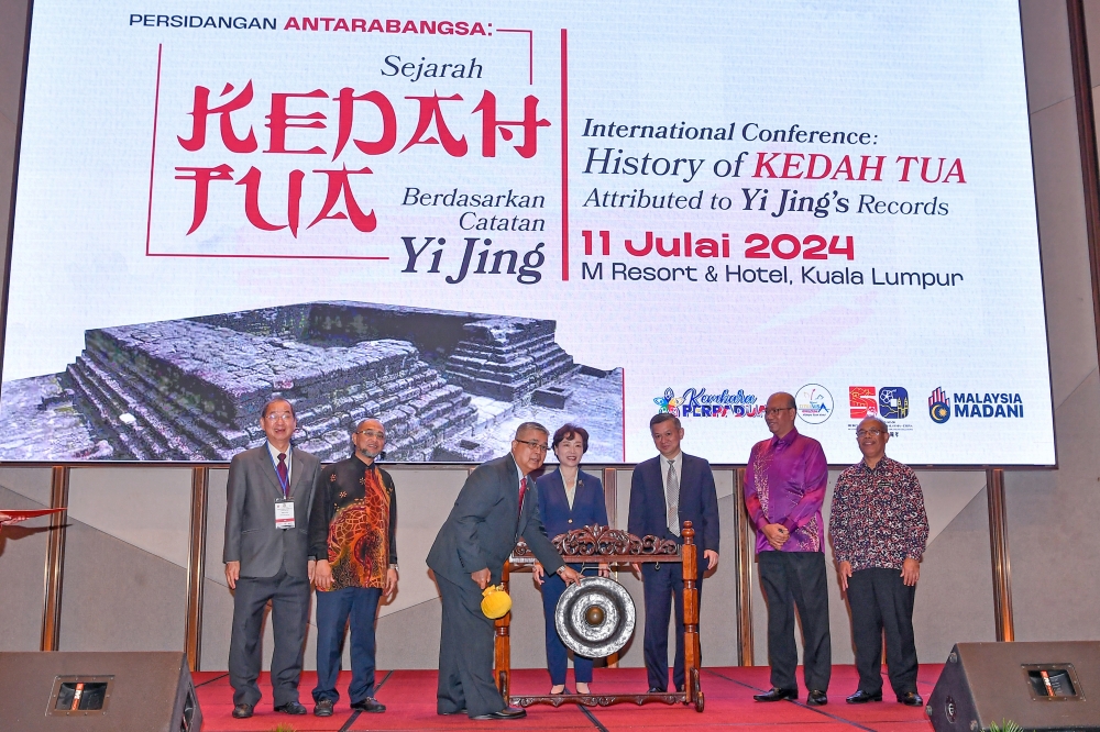 National Unity Minister Datuk Aaron Ago Dagang (3rd left) officiates the the International Conference on the Ancient Kedah’s History Based on Yi-Jing Records in Kuala Lumpur July 12, 2024. Also present are the Malaysian Museums Department Director-General Datuk Kamarul Baharin A. Kasim (2nd left), National Archives of Malaysia Director-General Datuk Jaafar Sidek (right), the Shandong Province Ethnic and Religious Affairs Commission Director Cao Jinping (centre) and the Embassy China Minister in Malaysia Zheng Xuefang (3rd right) and Secretary General of the Ministry of National Unity Datuk Azman Mohd Yusof (2nd right). — Bernama pic