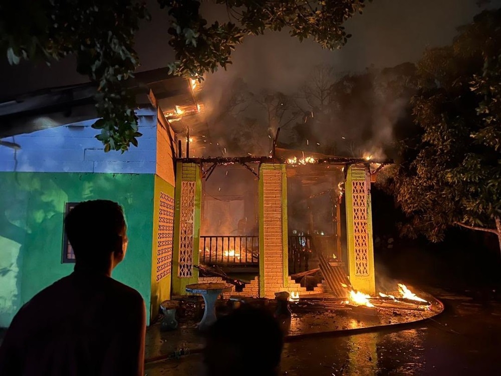 An elderly woman who lived alone was found dead in a house fire in Kampung Bukit, Wakaf Bharu, Tumpat at 7.30pm, yesterday. — Picture courtesy of Kelantan Fire and Rescue Department