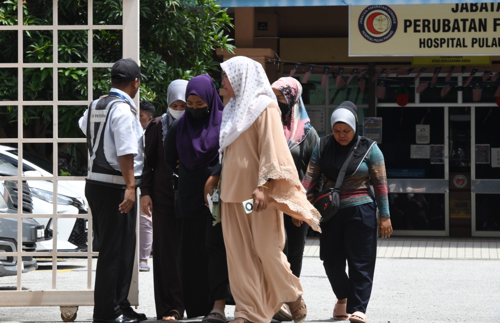 Nurain Hasnorizal (3rd left) said the funeral is expected to be held in Kampung Banggol Berangan, Labu Besar, Kedah, — Bernama pic