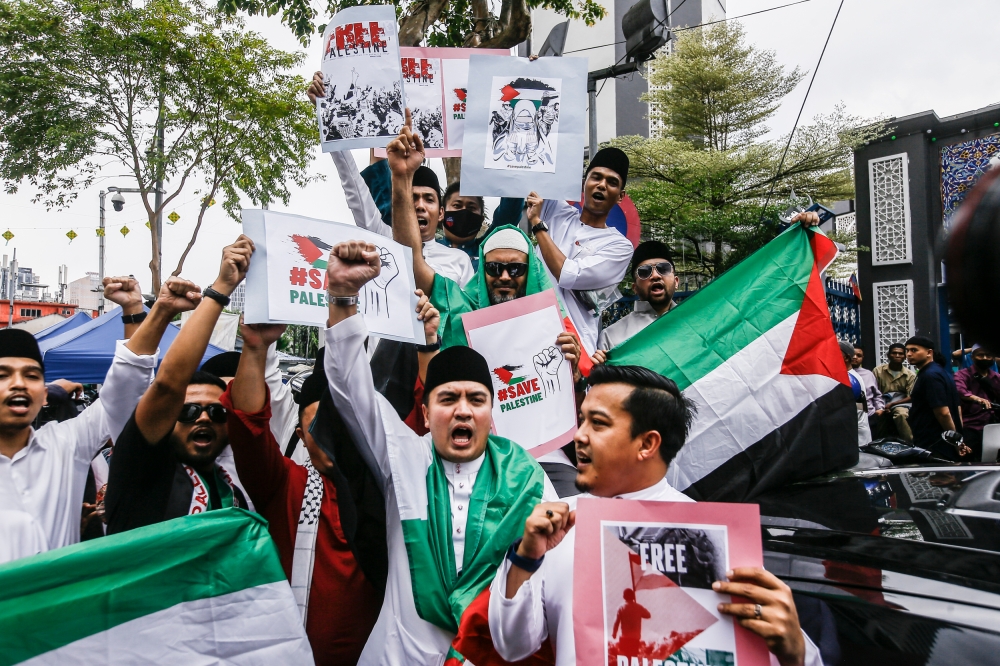 Malaysians show their support for Palestine at the Al-Aqsa Mosque in Kampung Baru, Kuala Lumpur April 7, 2023. — File photo by Hari Anggara