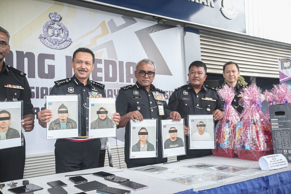 Datuk Seri Ramli Mohamed Yoosuf (centre) speaks about crypto scams at the Perak police headquarters in Ipoh January 24, 2024. — Picture by Farhan Najib