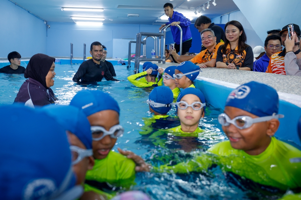 Youth and Sports Minister Hannah Yeoh (3rd right) and Kota Melaka MP Khoo Poay Tiong (4th right) watch children swim during the Basic Training Skills Programmme: Special Swimming for the Kota Melaka parliamentary constituency in Melaka July 13, 2024. — Bernama pic