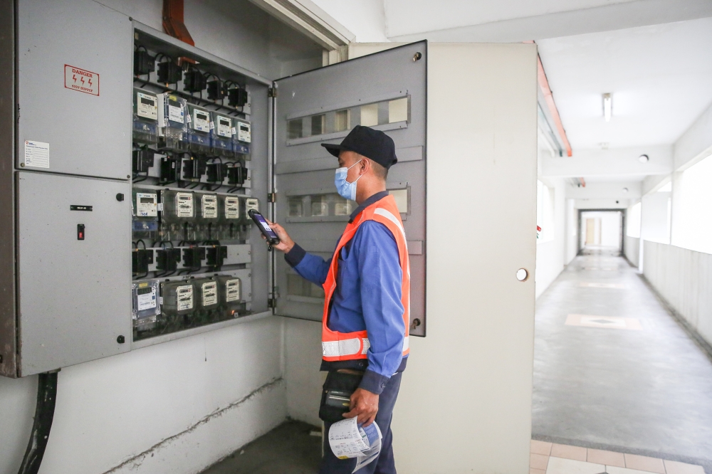 The outage was first reported in Ampang at around noon, followed by Klang less than an hour later. — Picture by Yusof Mat Isa