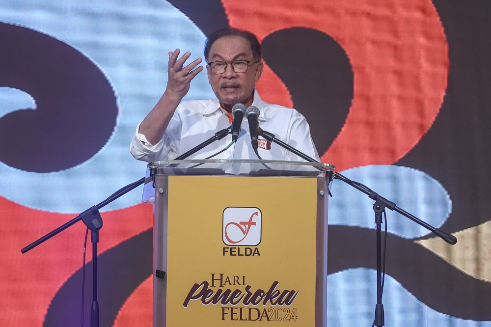 Prime Minister Datuk Seri Anwar Ibrahim today announced an additional allocation of RM100 million for Felda to cover operating costs due to the targeted diesel subsidy. — Picture by Yusof Mat Isa