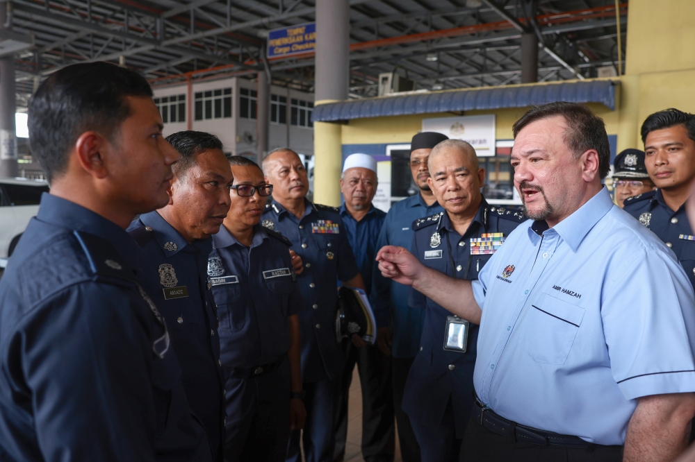 Finance Minister II Datuk Seri Amir Hamzah Azizan chats with Customs Department personnel during a working visit to the Customs, Immigration, Quarantine, and Security (ICQS) Complex in Pengkalan Kubor, Tumpat July 14, 2024. — Bernama pic