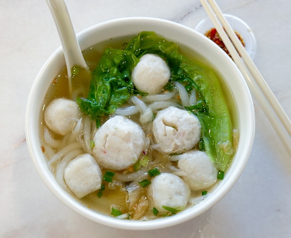 Twin Kee serves a supreme bowl of Fish Ball Noodles with an 'ikan bilis' broth, handmade rustic fish balls including my add on of the larger size Vegetable Fish Balls studded with chillies and coriander. — Pictures by Lee Khang Yi
