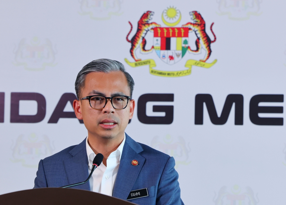 Communications Minister Fahmi Fadzil Fahmi urged the media to publicise and educate the public on the dangers of scam tactics using AI deepfakes. —Bernama pic
