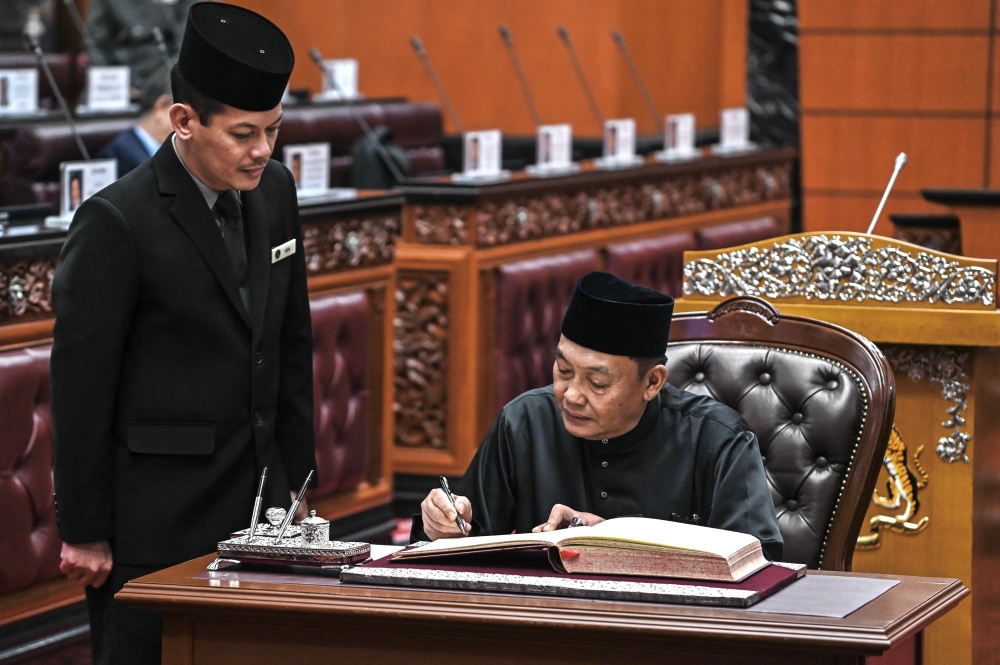 Datuk Awang Bemee Awang Ali Basah signs his letter of appointment in the Dewan Negara, July 15, 2024. — Bernama pic 