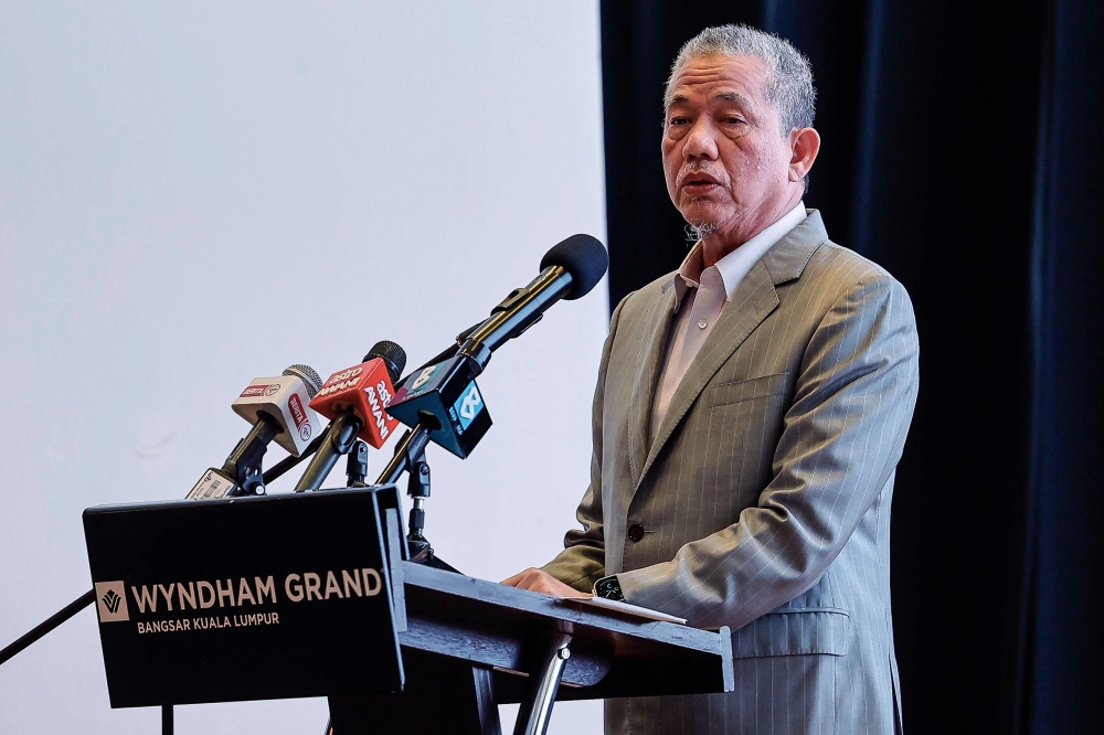 Deputy Prime Minister Datuk Seri Fadillah Yusof said the government is reviewing all existing agreements related to the issue of raw water from the Johor River being sold to Singapore at a fixed price of 3 sen (SGD 0.01) per 1,000 gallons since 1962. — Bernama pic  