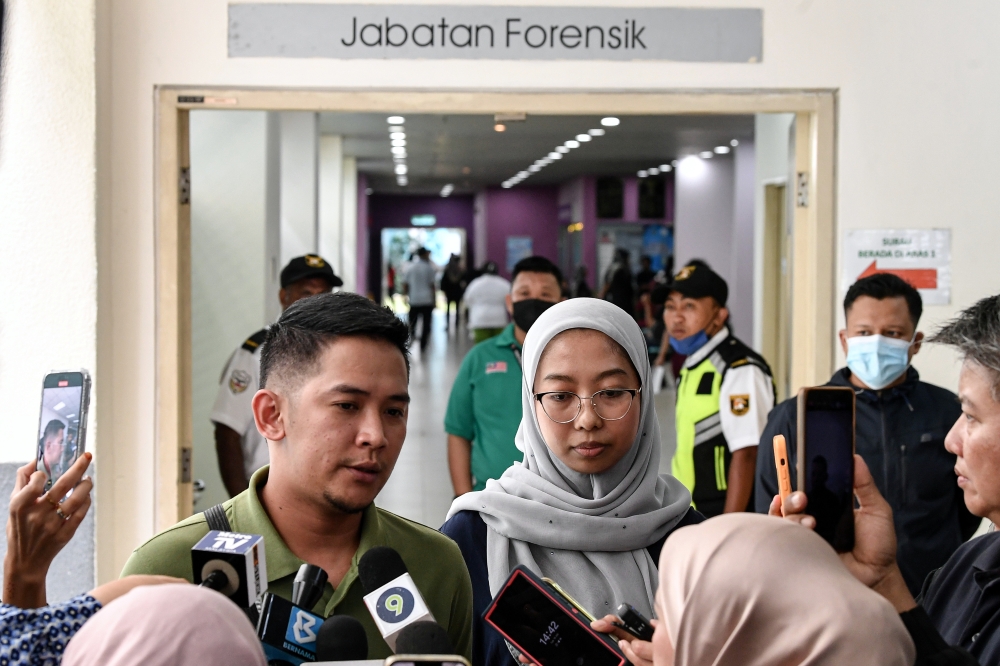 Syeril Norsyuhada (right) and Farizza Azmi Abdullah, family members believed to be relatives of Nur Farah Kartini Abdullah, speak to reporters while attending the victim’s identification at the Forensic Department of Sungai Buloh Hospital, July 16, 2024. — Bernama pic 