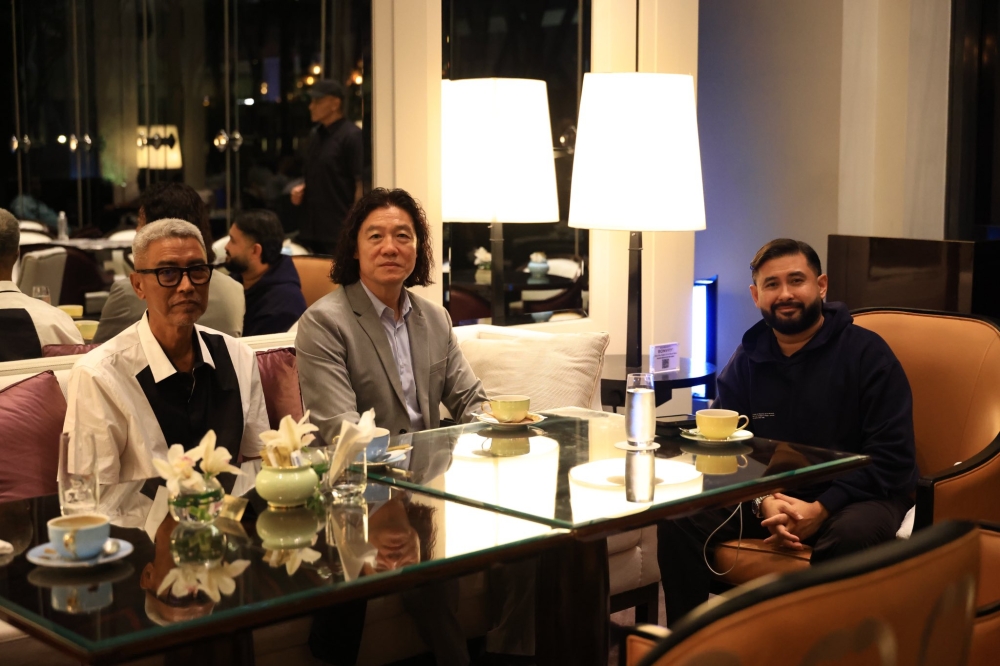 Tunku Mahkota Ismail is pictured with former national football coach Kim Pan Gon in a photo shared on his official X account early this morning. — Picture via X/HRHJohorII