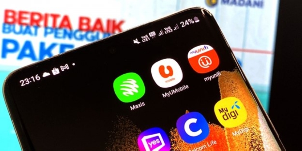 Communications Minister Fahmi Fadzil has announced Pakej Rahmah Prabayar Siswa for students entering public institutions of higher learning (IPTA) and public skills training institutes (ILKA). — SoyaCincau pic