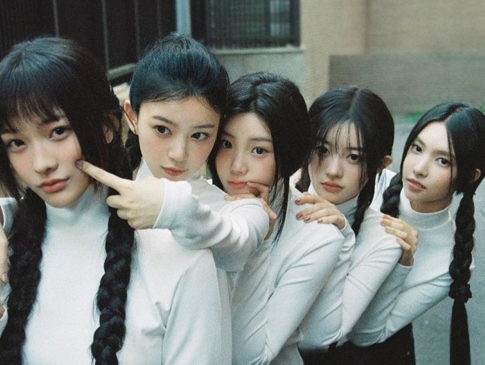 New K-pop girl group ILLIT’s ‘Magnetic’ entered the Billboard charts and became a viral song worldwide. — Picture via Instagram/iilit_official