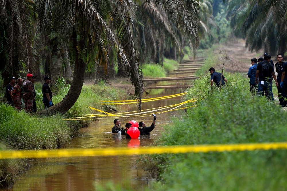 Police deployed a dive unit and a K9 Unit to the location where the body of Nur Farah Kartini Abdullah, 25, was found in Kampung Sri Kledang, Hulu Selangor, this morning. — Bernama pic