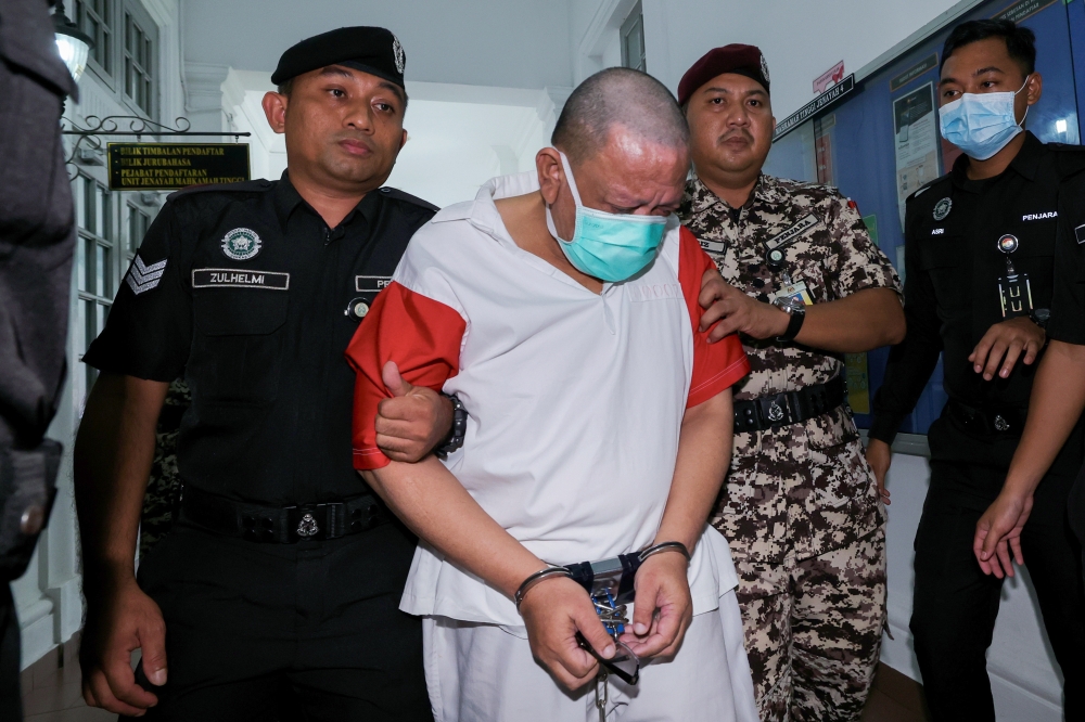Quah Tee Keon, 56, who was also accused of stabbing his wife and causing injuries that could have resulted in death, withdrew his application to review the death penalty. — Bernama pic  