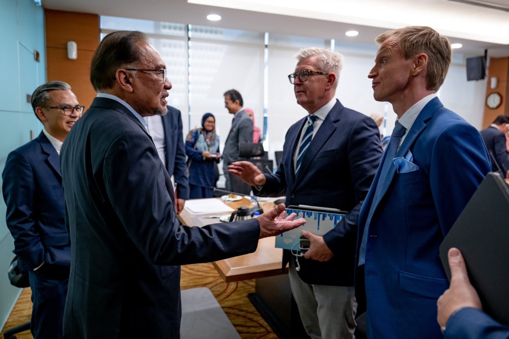 Prime Minister Datuk Seri Anwar Ibrahim with Ericsson president and chief executive officer Börje Ekholm and the delegation, July 17, 2024. — Picture from X/Anwar Ibrahim 