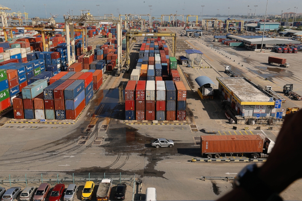 In a statement today, Miti said Malaysia’s trade has maintained its upward trajectory. — Picture by Sayuti Zainudin