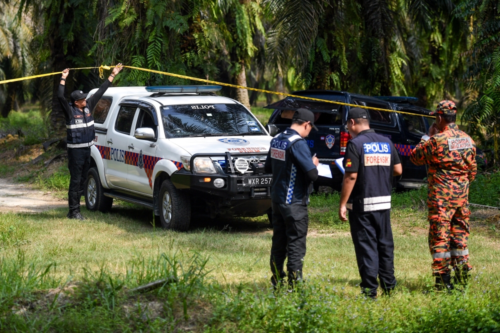 The police’s Forensic Unit is seen at an oil palm estate in Kampung Sri Kledang, Hulu Selangor, on July 17, 2024. — Bernama pic