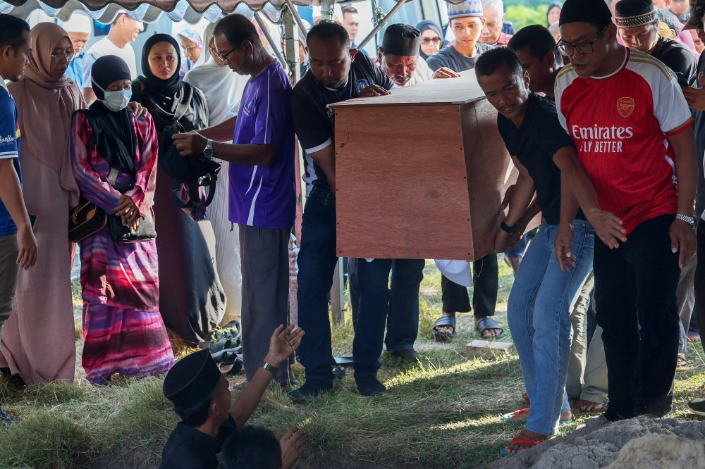 The body of the late Nur Farah Kartini Abdullah was buried at 5.20pm at Kampung Nyiur Manis Cemetery, here today. — Bernama pic