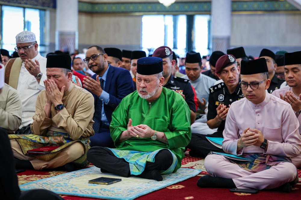 Sultan Ibrahim attemded the religious ceremony at the National Mosque here this afternoon. — Bernama pic