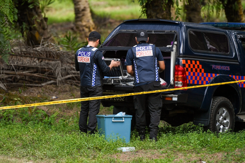 The police search conducted in the ditch area at Kampung Sri Kledang previously found a smartphone believed to belong to the victim. — Bernama pic 