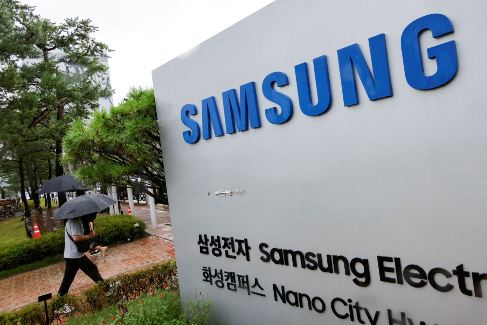 Samsung Electronics and representatives of its biggest workers’ union in South Korea that has been on a strike since early last week have agreed to resume negotiations today. — Reuters pic  