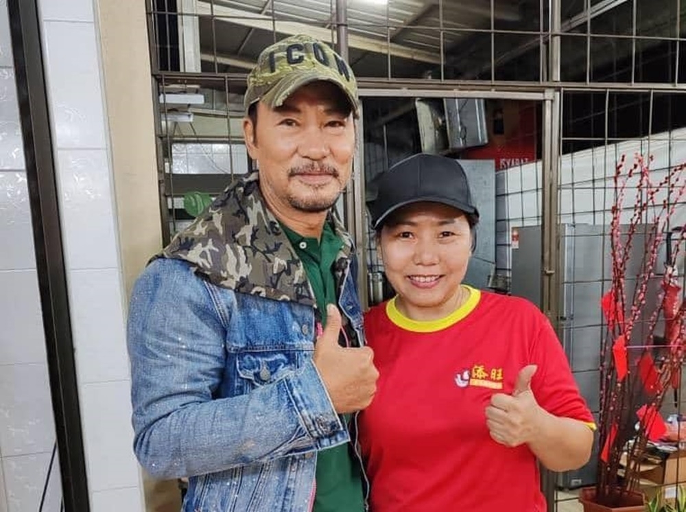 Hong Kong actor Simon Yam poses for a picture during his visit to Restoran Tauge Ayam Tim Wong, after dropping by to eat the bean sprout chicken. — Picture via Facebook/Restoran Tauge Ayam Tim Wong
