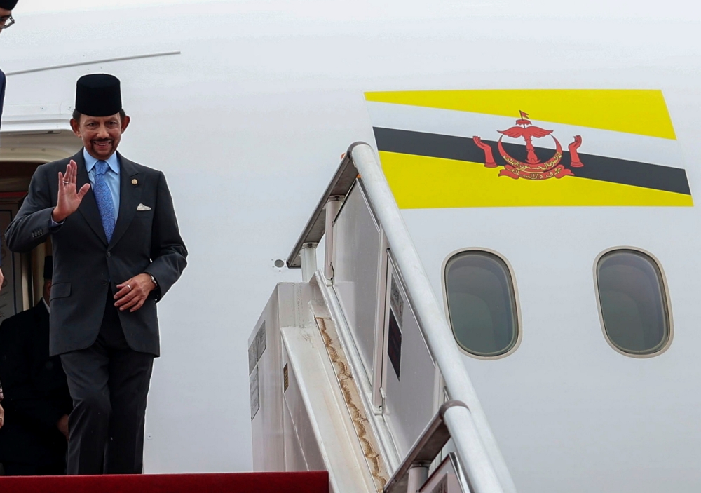 The Sultan of Brunei, Sultan Hassanal Bolkiah arrives in Malaysia on July 19, 2024, to attend the installation ceremony of Sultan Ibrahim as the 17th Yang di-Pertuan Agong, tomorrow. — Bernama pic 