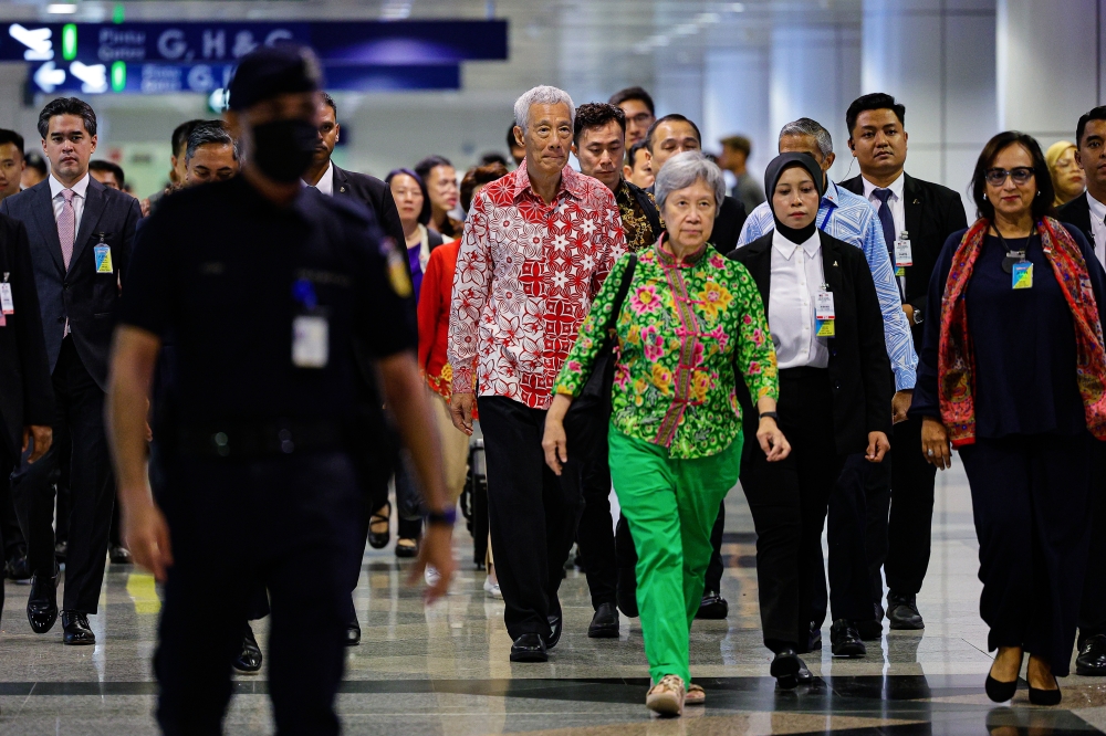 Singapore’s Senior Minister Lee Hsien Loong arrives in Malaysia on July 19, 2024, to attend the Installation Ceremony of the 17th King of Malaysia, Sultan Ibrahim, at Istana Negara, Kuala Lumpur on July 20, 2024. Also pictured is his wife, Ho Ching. — Bernama pic 
