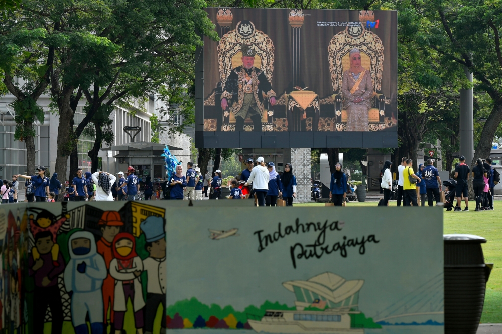 Local watch the installation ceremony of the 17th King of Malaysia, Sultan Ibrahim, at Dataran Putrajaya. — Bernama pic