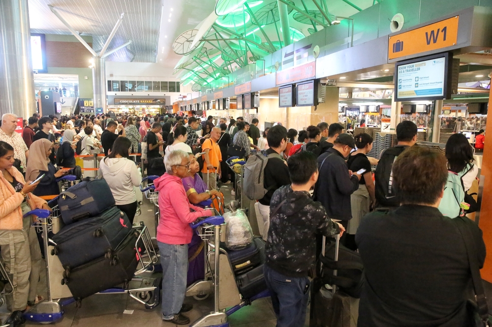 Long lines form at check-in counters in Terminal 2 of Kuala Lumpur International Airport in Sepang July 19, 2024, after some services and facilities were affected by a global IT outage. — Picture by Choo Choo May