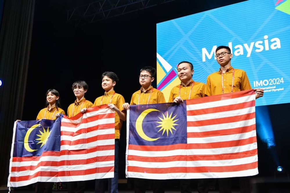 The Malaysian team (from L-R): Leia Mayssa Masyerin (Kolej Permatapintar, Bronze Medal), Wong Jer Ren (SMJK Chung Ling Butterworth, Silver Medal), Daryl Lee Ker Ru (Alice Smith School, Bronze Medal), Ivan Chan Guan Yu (SMK Bintulu, Silver Medal), Loh Kwong Weng (SMK (L) Methodist, Bronze Medal) and Tan Min Heng (SMJK Chung Ling Pulau Pinang, Bronze Medal). — Picture courtesy of Malaysia IMO Committee