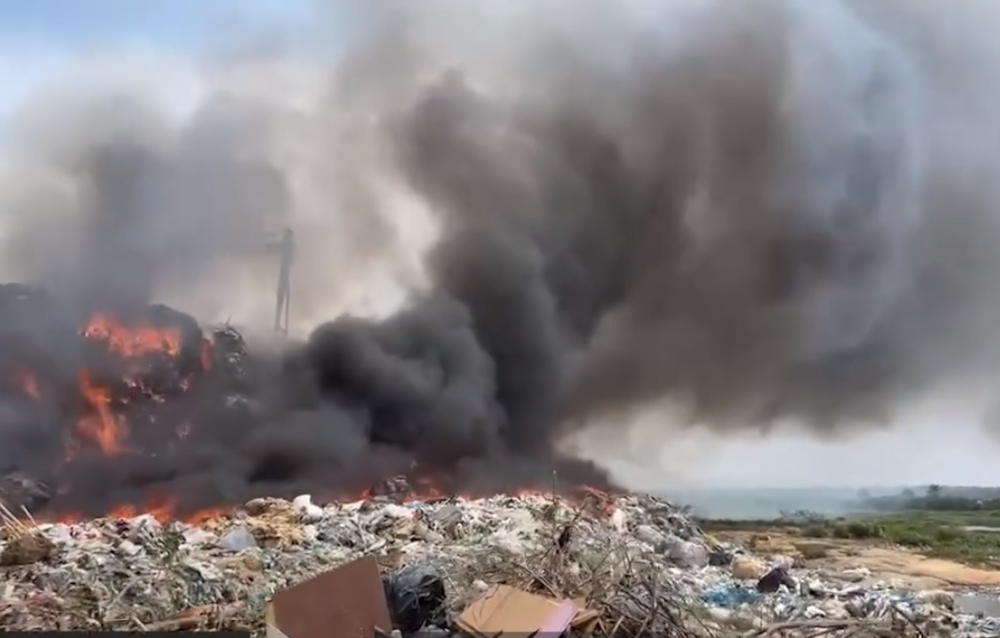 The fire that occurred at around 12.05pm involved an area of 3,500 square metres and the situation is under control as of 11pm, but as of yesterday, firefighters and rescuers were still on site to monitor the situation. — Screengrab from social media 