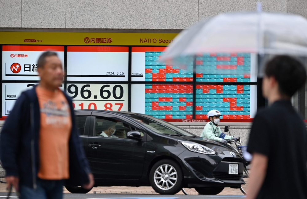 Asian markets fell yesterday as Joe Biden’s decision to drop out of the US presidential race fuelled fresh uncertainty, while traders appeared to be unmoved by China’s decision to cut interest rates in a bid to boost the country’s stuttering economy. — AFP pic