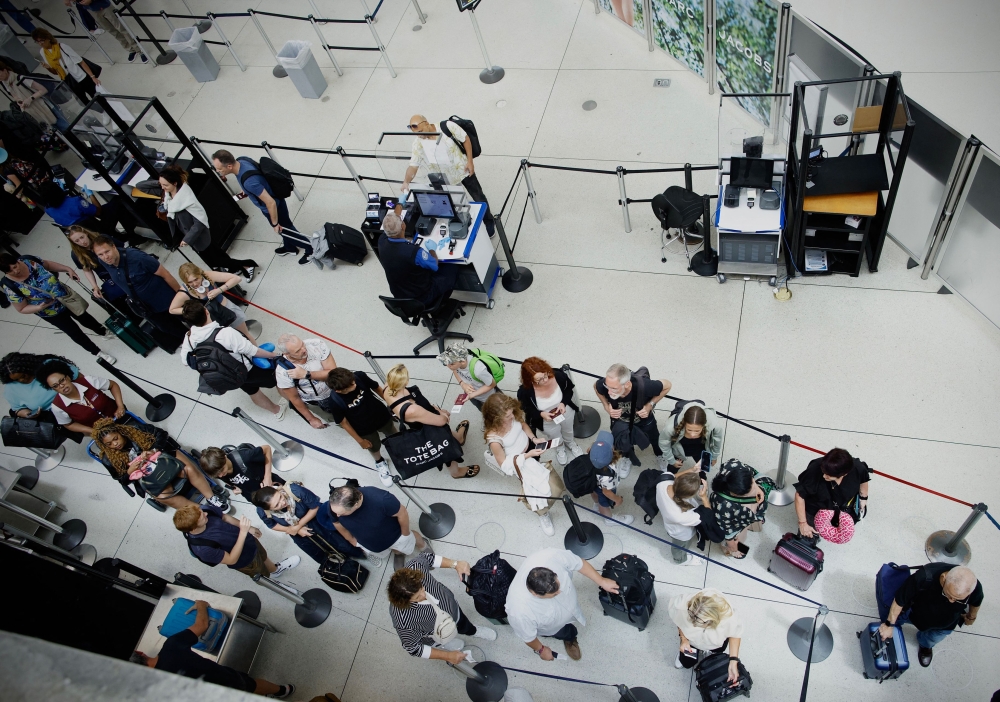 Menteri mendesak maskapai penerbangan Indonesia untuk meningkatkan sistem teknologi setelah kegagalan Microsoft