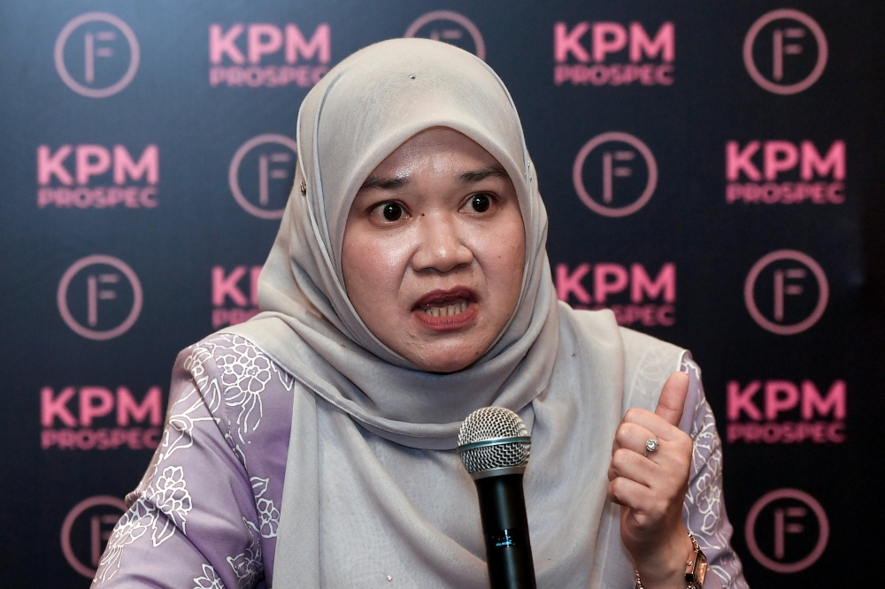 The Education Ministry is currently updating the guidelines and mechanisms for the entry of English language teachers from Singapore, its minister Fadhlina Sidek said. — Bernama pic