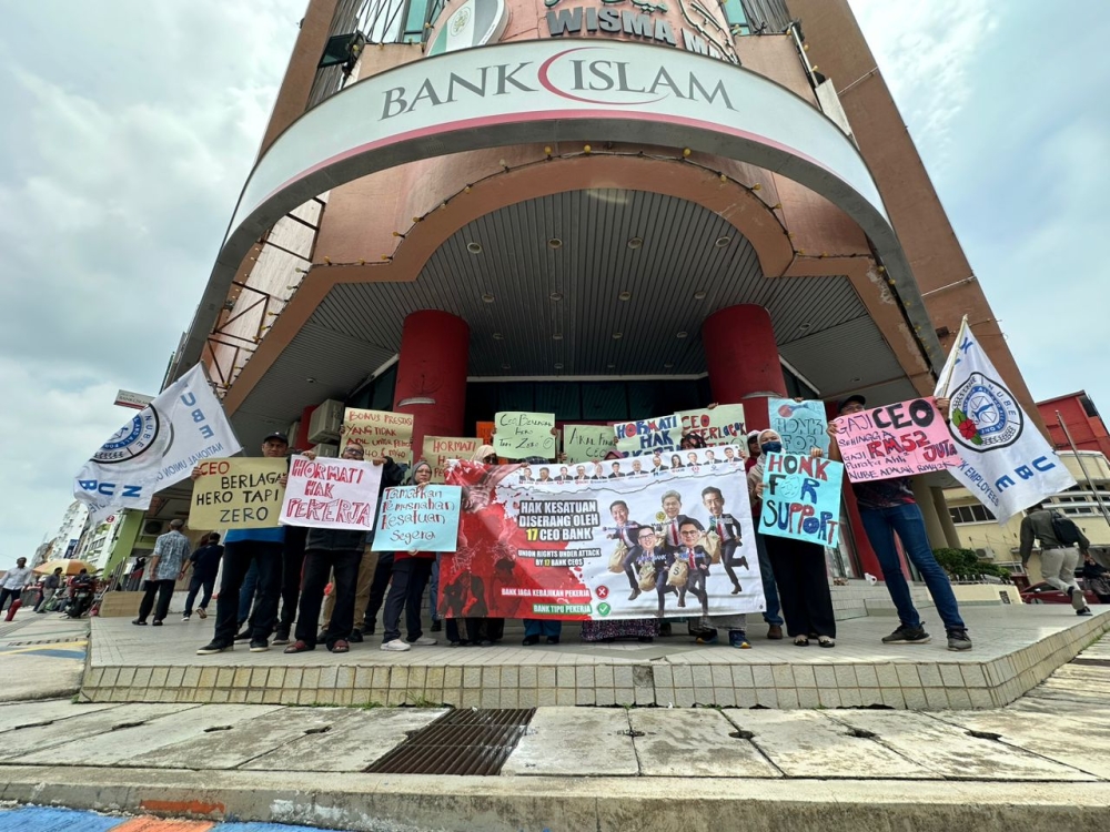 The picket line outside a Bank Islam branch in Kuala Terengganu. — Picture courtesy of Nube